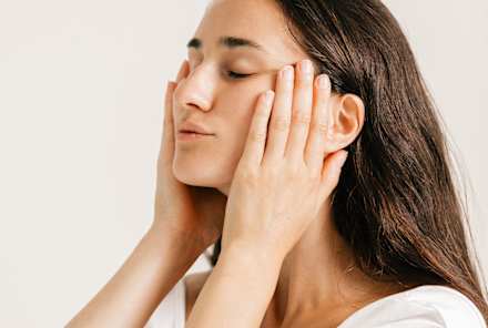 Look Sculpted: The Simple Hack To Depuff Your Face In Less Than 5 Minutes