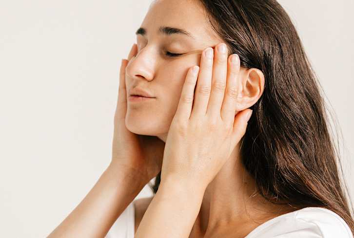 Look Sculpted: The Simple Hack To Depuff Your Face In Less Than 5 Minutes