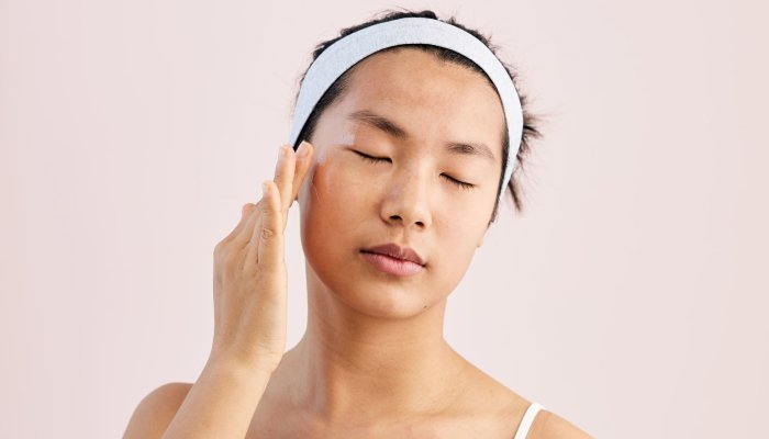 This 2-Minute Facial Massage Tutorial Can Help Ease Forehead Lines 1