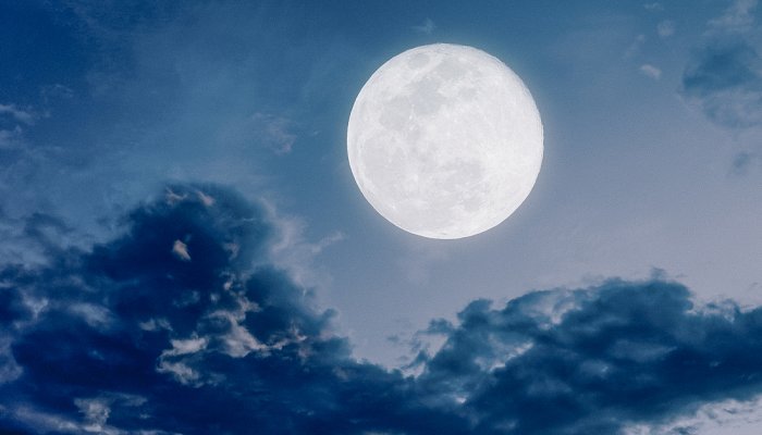 How To Ring In This Weekend's Full Moon (Which Also Happens To Be An Eclipse) 1