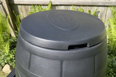 Ice Barrel 400 Lid on top of barrel in outdoors