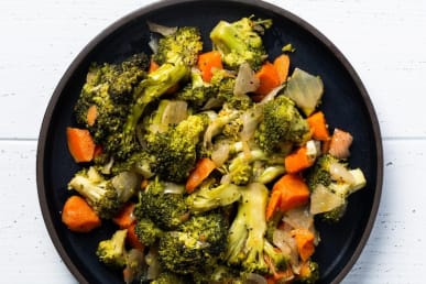 Low carb meal with broccoli and carrots in black tray