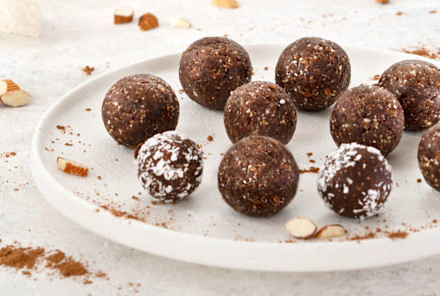 These Sugar-Free Protein Bites Keep Me Full (& Are Good For My Skin)