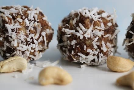 Holiday Cashew Balls That Will Satisfy Sugarholics (Gluten-Free & Vegan)