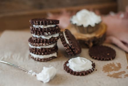 Raw Superfood Cookies That Actually Taste Like Oreos
