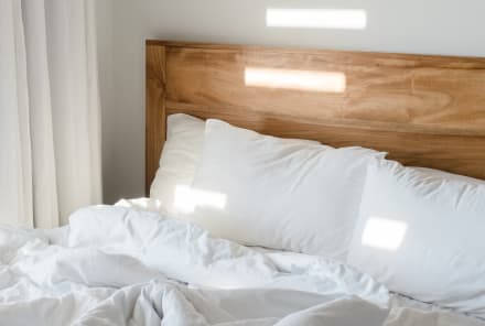 The Best Pillows For Side Sleepers (According To Chiropractors & Sleep Doctors)