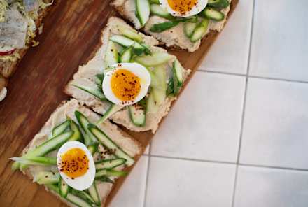 2 Fresh & Healthy Asparagus Recipes To Try This Season (No Grill Or Oven Needed)