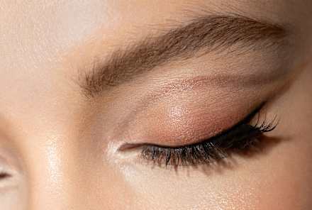I'm An Emmy Award–Winning Makeup Artist: Use This Mascara Hack To Lift The Eyes