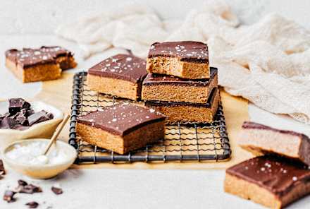 Try These Vegan No-Bake Almond Butter Bars, Because It's The Weekend