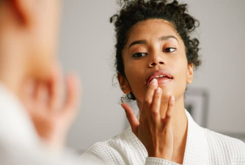 oman at home skincare routine using lip balm for dry lips in winter