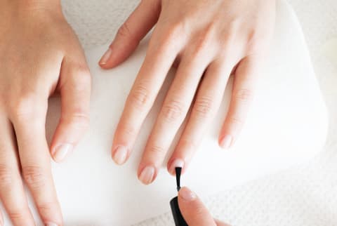 This Summer Mani Is A+ For Those Who Can’t Paint Their Own Nails (Promise!)