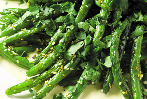green beans with sesame seeds on tahini sauce