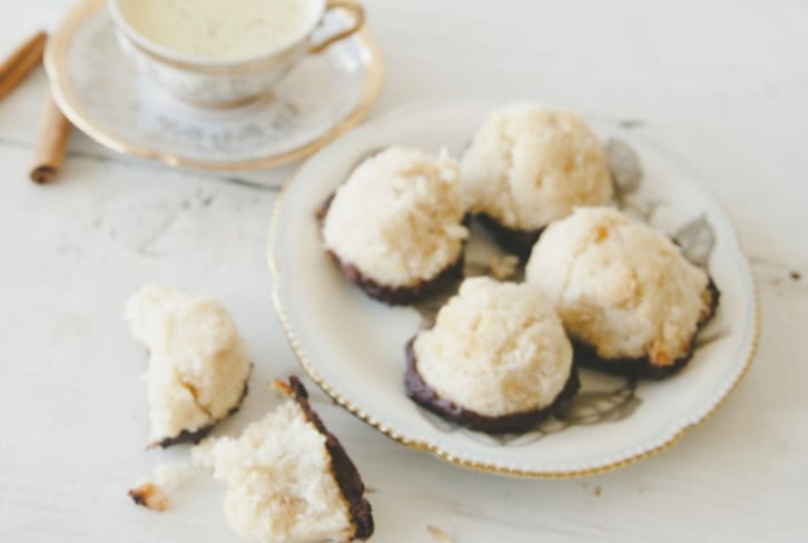 Chocolaty Coconut Macaroons That Replace Sugar With Maple Syrup