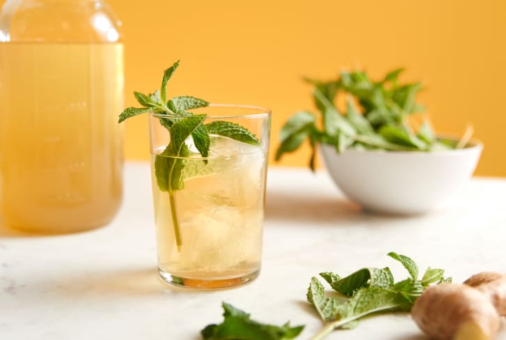 This Allergy-Relieving, Inflammation-Fighting Apple Cider Vinegar Spring Tonic Will Make You Feel Better, Stat