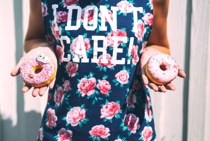 Here's Exactly How To Outsmart Those Junk Food Cravings When You're Tired