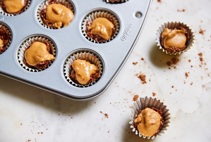 These Blood-Sugar-Balancing Chocolate Peanut Butter Bites Are The Easiest (And Most Delicious!) Snack