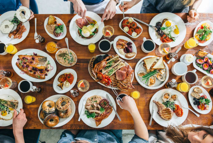 8 Tricks To Avoid Overeating When You’re Out With Friends