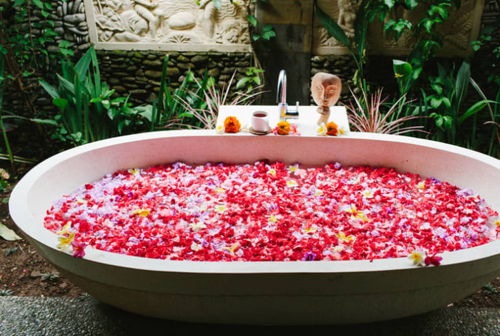 A DIY Hawaiian Bath Soak For Colds, Sore Muscles & Dry Skin