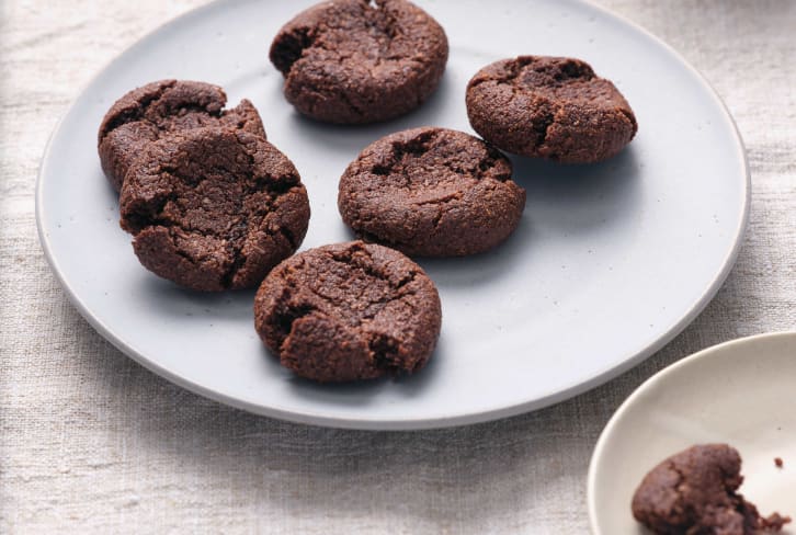 6-Ingredient Chocolate Protein Cookies From A Chef & Nutritionist