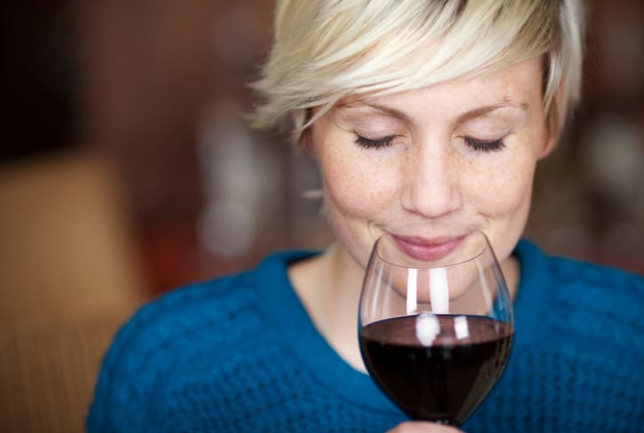 7 Ways Drinking Wine Can Improve Your Health & Happiness