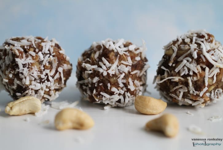 Holiday Cashew Balls That Will Satisfy Sugarholics (Gluten-Free & Vegan)