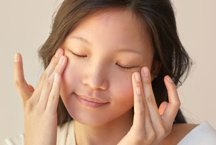 Long Day? These Facial Massage Techniques Release Tension (& Fine Lines)