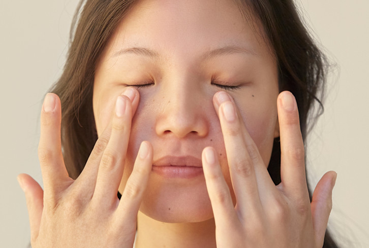 Puffy Under-Eyes? Try This Classic Trick With An MD-Approved Upgrade