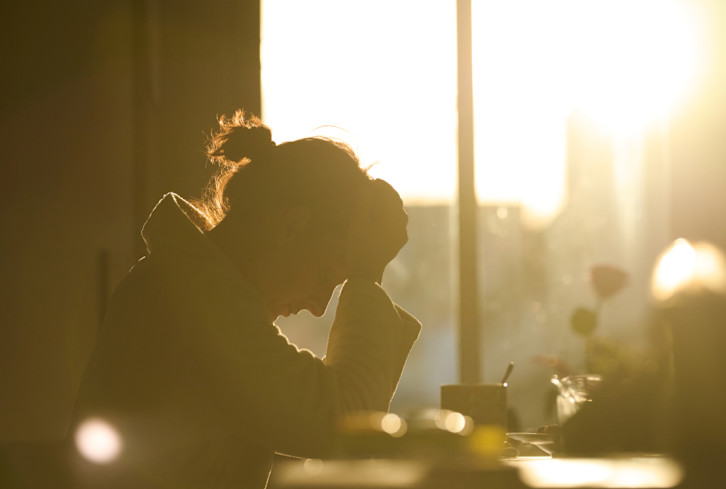 Brain Fog In Your 40s? An MD Explains Why It's So Common (& Fixable)