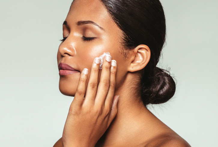 How To Hydrate Skin: 13 Derm-Approved Tips To Keep Skin Moisturized