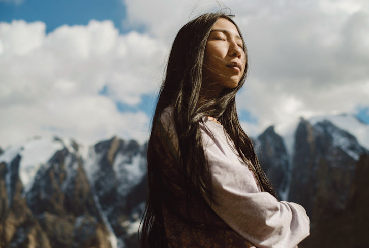 This Therapist Explains How To *Actually* Get Closure After A Breakup