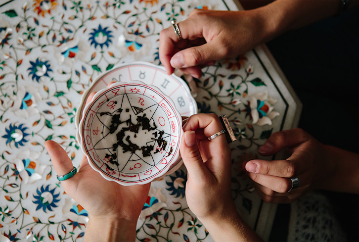 Watch Out For These 4 Signs Of A Fake Psychic Before You Get A Reading