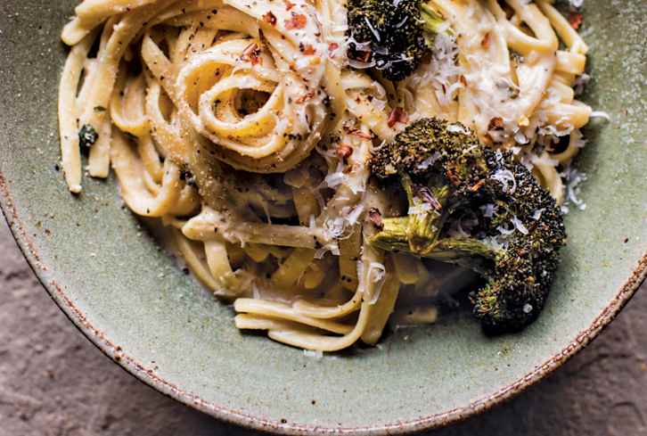 This Fettucine Alfredo Has A Secret Ingredient That Makes It SUPER Healthy (And Vegan!)