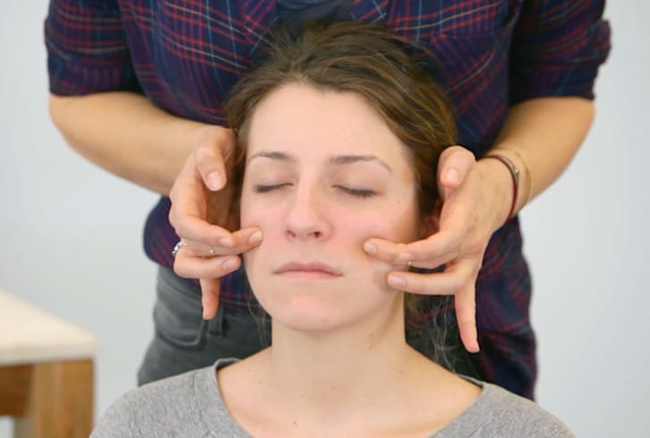 A Quick Facial Massage To Restore Your Skin's Natural Glow