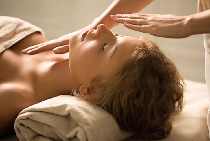 A Reiki Master On How To Prep For (And Unwind From) A Session