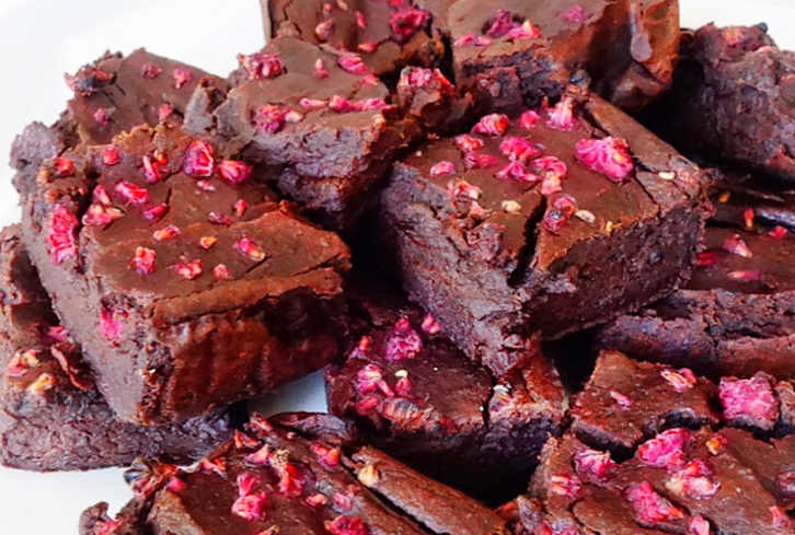 There's No Refined-Sugar In These Fudgy Vegan & Gluten-Free Brownies With Raspberries