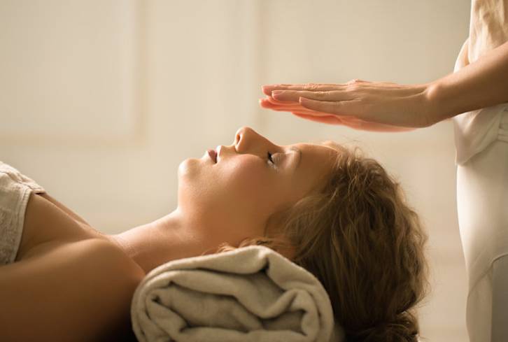 Reiki: What It Is + Why You Should Consider Adding It To Your Routine