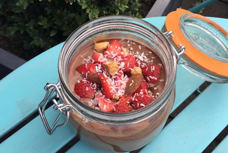 Unbelievably Healthy & Creamy Raw Chocolate Smoothie Bowl