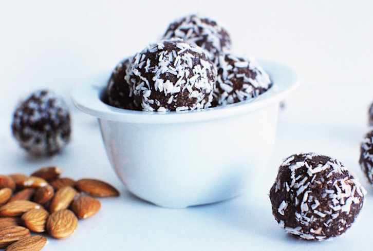 Quick & Ridiculously Delicious Clean Eating Snack: Coconut Brownie Bites