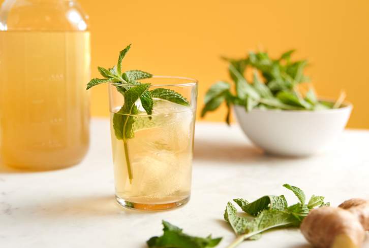 This Allergy-Relieving, Inflammation-Fighting Apple Cider Vinegar Spring Tonic Will Make You Feel Better, Stat