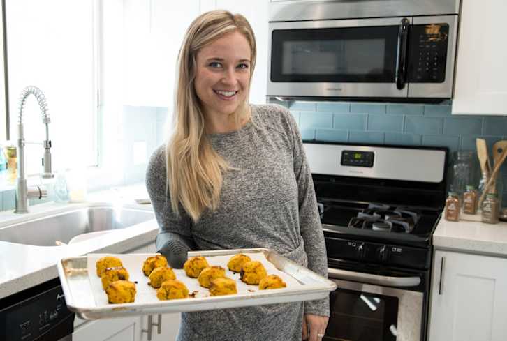 The Flourless, Sugar-Free Cookies This Yogi Brings To Every Holiday Party