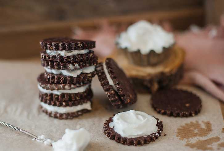 Raw Superfood Cookies That Actually Taste Like Oreos