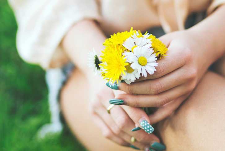 The Detoxifying Spring Herb Already Growing In Your Backyard