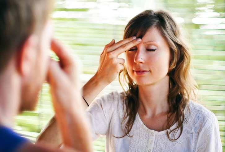This 3-Minute Acupressure Routine Will Help Clear Your Brain Fog — Stat