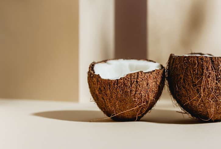 5 Health Benefits Of Coconut Water & How Nutritionists Want You To Drink It