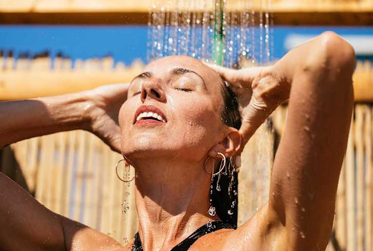 Inflamed Skin Post-Sun? Here's Exactly How To Calm It Down, According To Experts