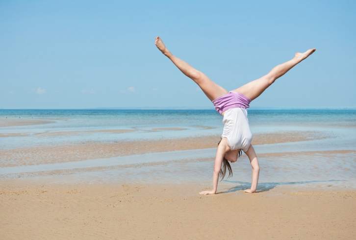 5 Handstand Benefits + Why You Should Do Them Every Day