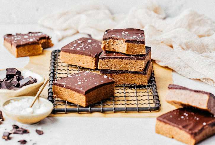 Try These Vegan No-Bake Almond Butter Bars, Because It's The Weekend