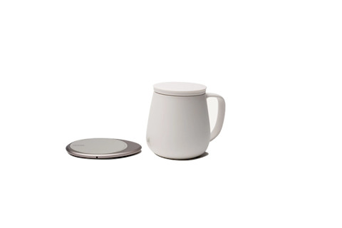 a heating coaster and white ceramic mug with a lid from OHOM