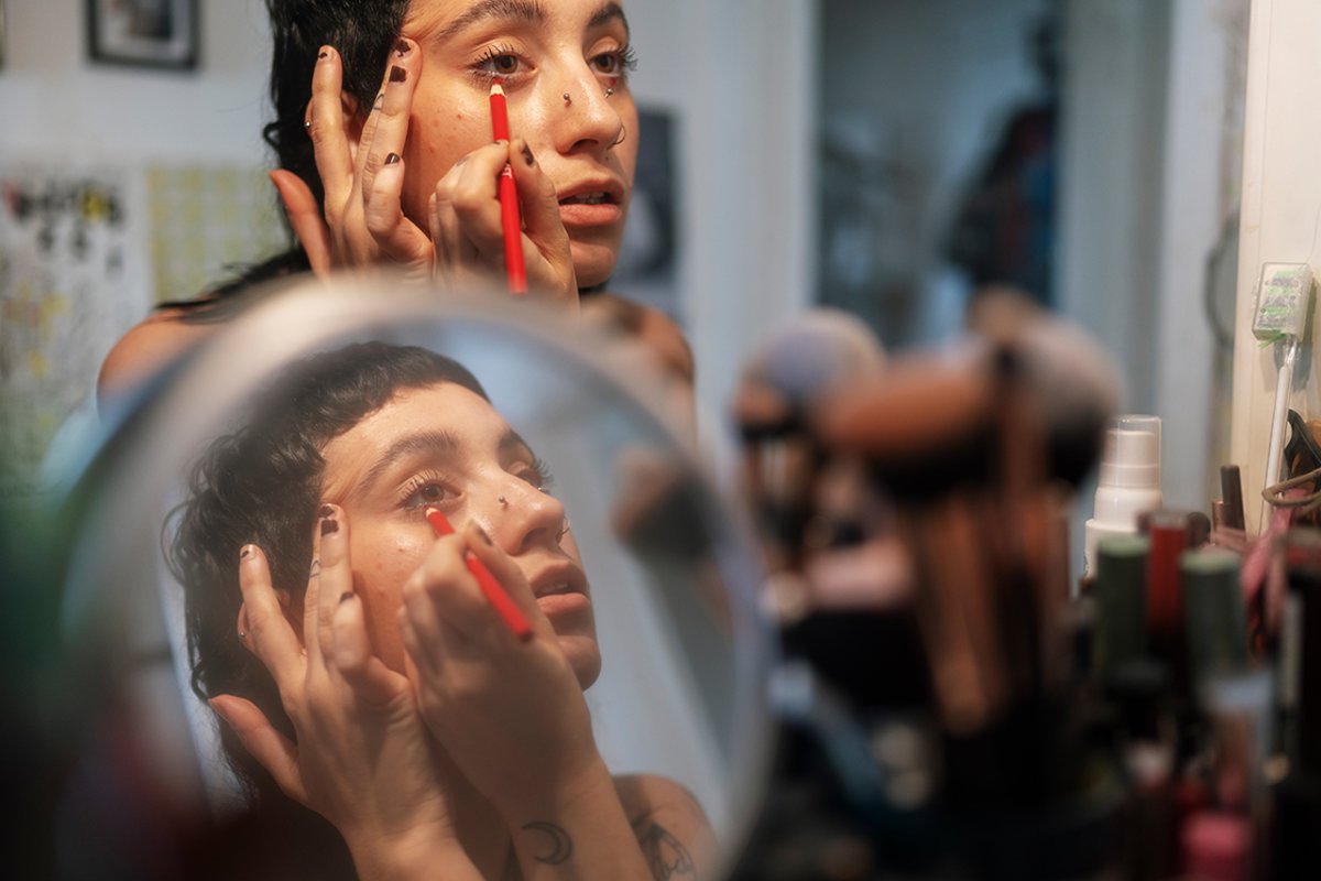How To Rock The Modern Day Indie Sleaze: Messy Makeup, Clean Ingredients