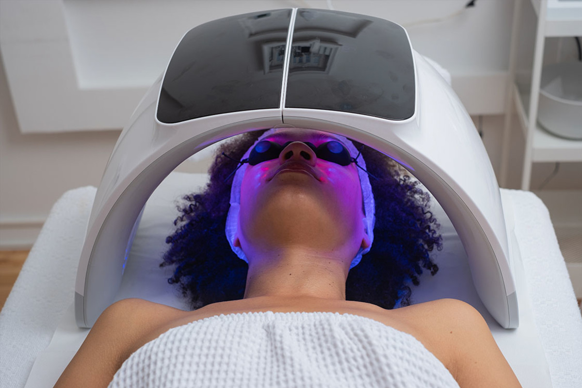 Feasibility sin Barren LED Light Therapy Facial: Benefits & How It Works, From Experts |  mindbodygreen